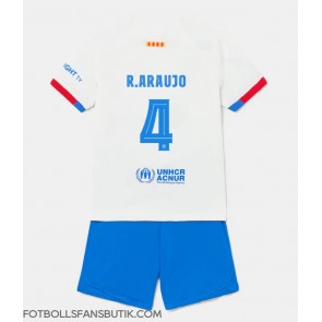 Barcelona Ronald Araujo #4 Replika Bortatröja Barn 2023-24 Kortärmad (+ Korta byxor)